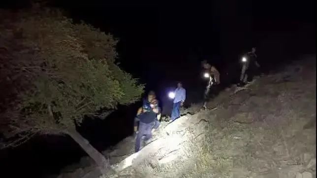 民警|17岁的他滚落到30多米深的崖底！民警驰夜兼程6小时成功救援！