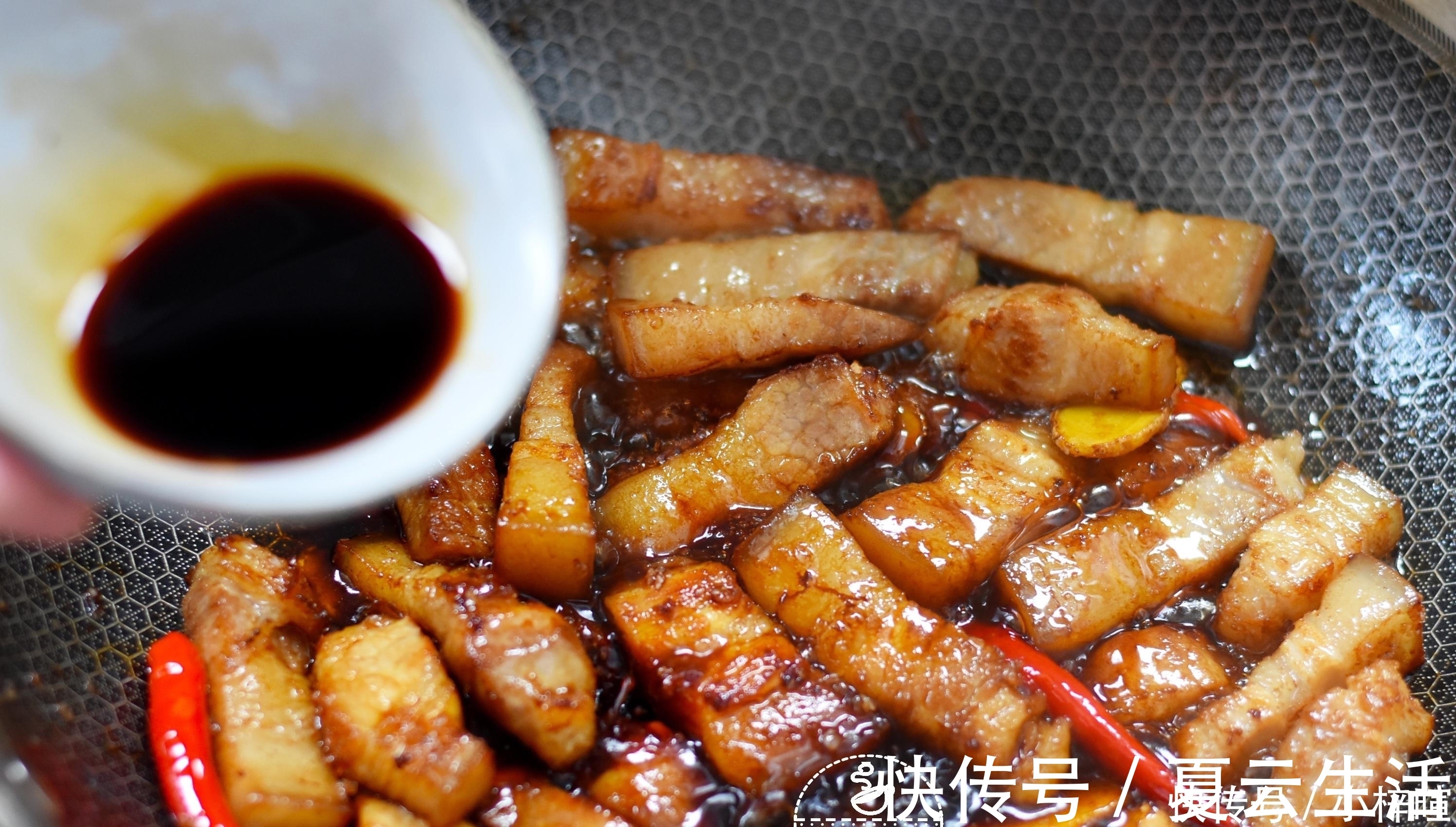 入味|做红烧肉时，别只知道焯水，牢记3个小技巧，肥而不腻更入味！