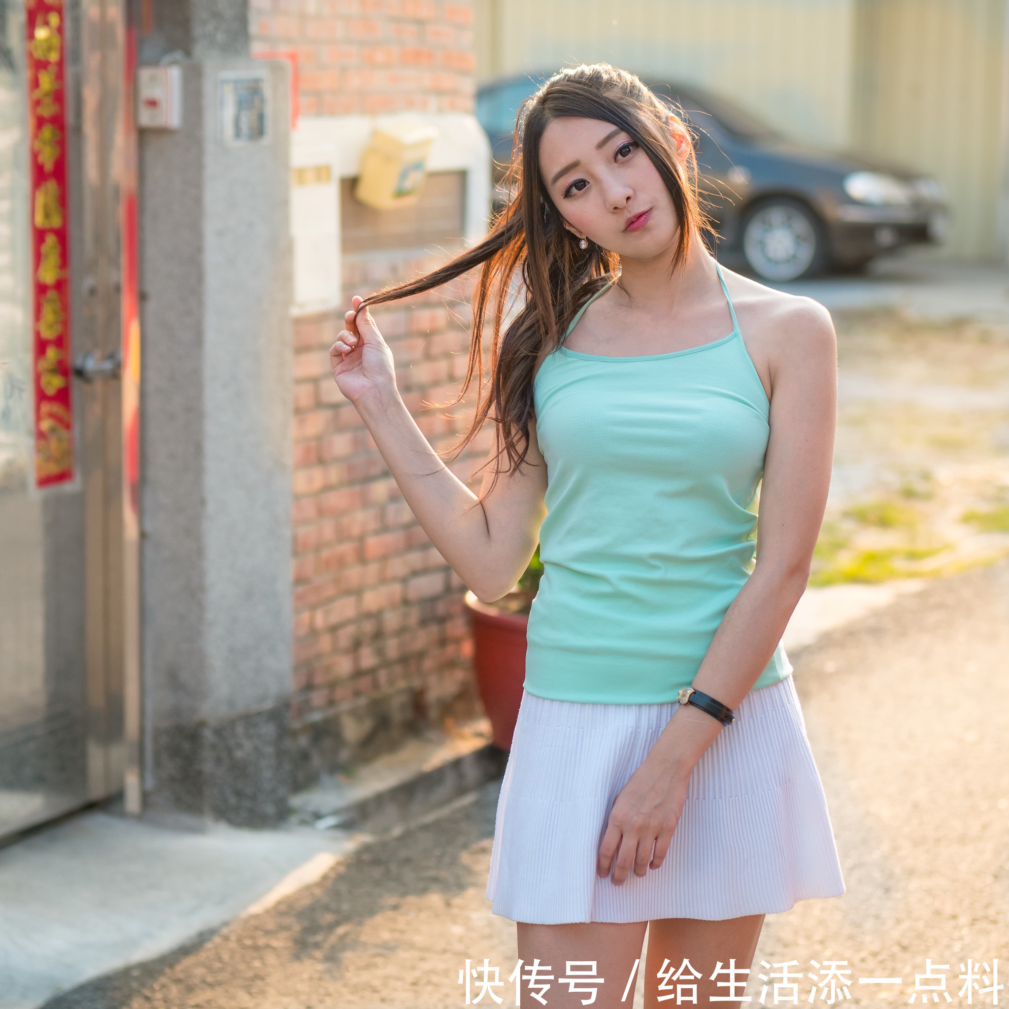 清爽靓丽的吊带背心如何搭配才能让女孩子更加清新靓丽呢？