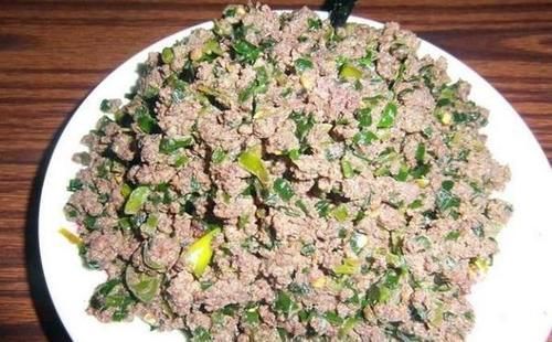 这种海鲜特别小,一口能吃几千个,做成酱炒着吃,美味极了