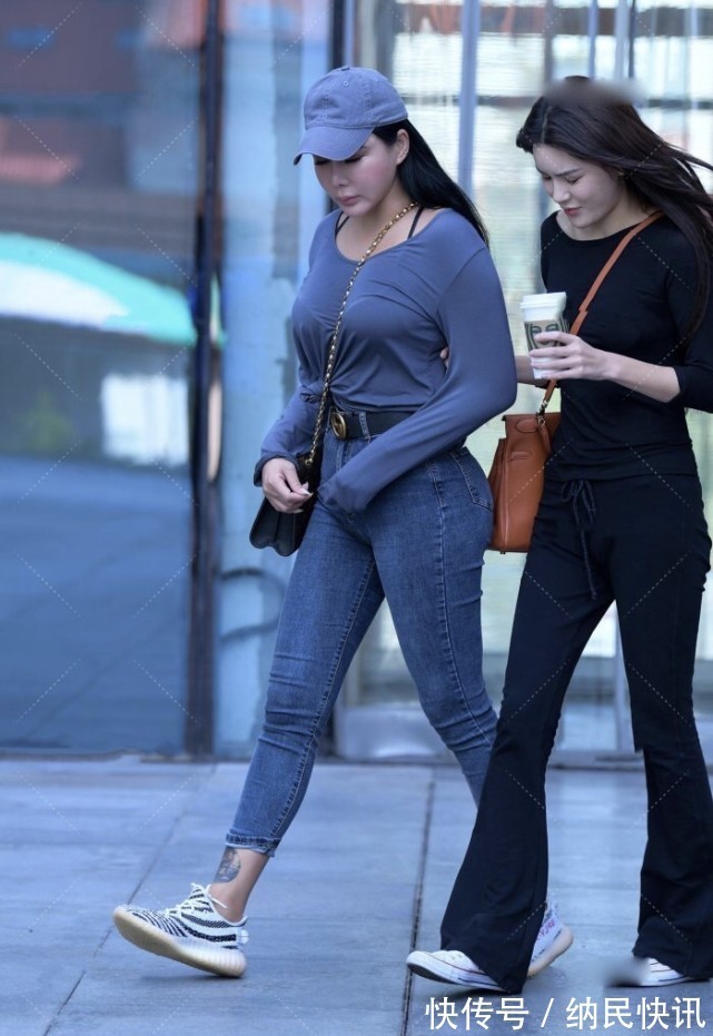 穿搭 宽松的上衣修饰微胖的体型,牛仔裤搭配黑腰带意外美出时尚气质