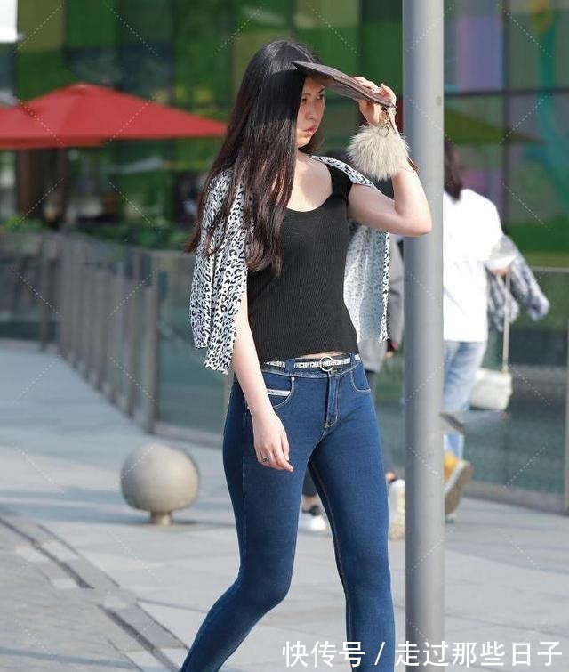 紧身衣 黑白豹纹衫搭配修身牛仔裤,端庄优雅,别具一格!