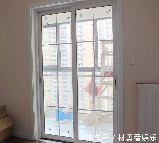 阳台|客厅带阳台的户型,别只知道装推拉门了,如今更流行这样做