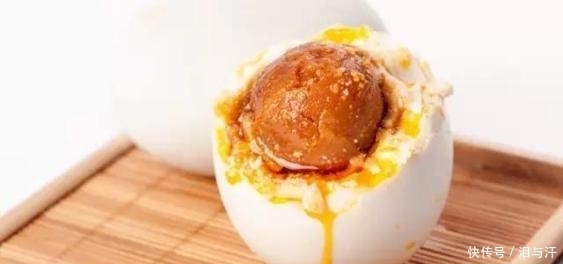 炒菜|50多歲夫妻,雙雙患上骨質疏松,醫生提醒:炒菜時1種調料要少放