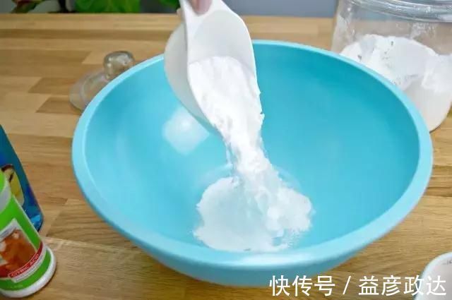 小苏打+|马桶水箱里放这个东西,再也用不到马桶刷了,好神奇啊