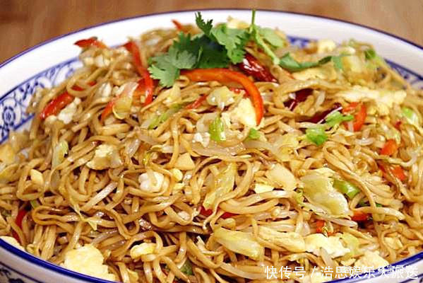 天热吃啥都没胃口,来试试这碗炒面,好吃不粘连,真解馋