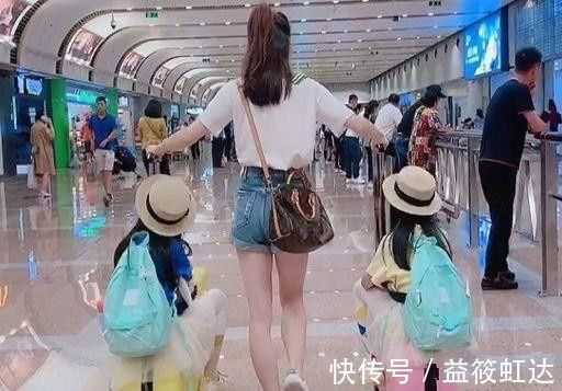 早生娃|二胎妈妈带娃机场照火了,网友羡慕:后悔没有早一点生孩子