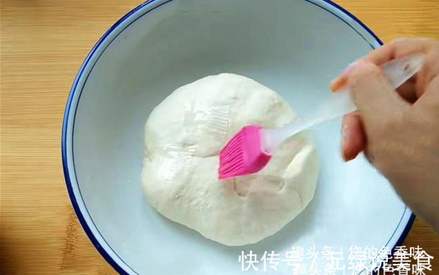葱油饼这样做真好吃,掌握2个小窍门,柔软多层,酥脆可口。