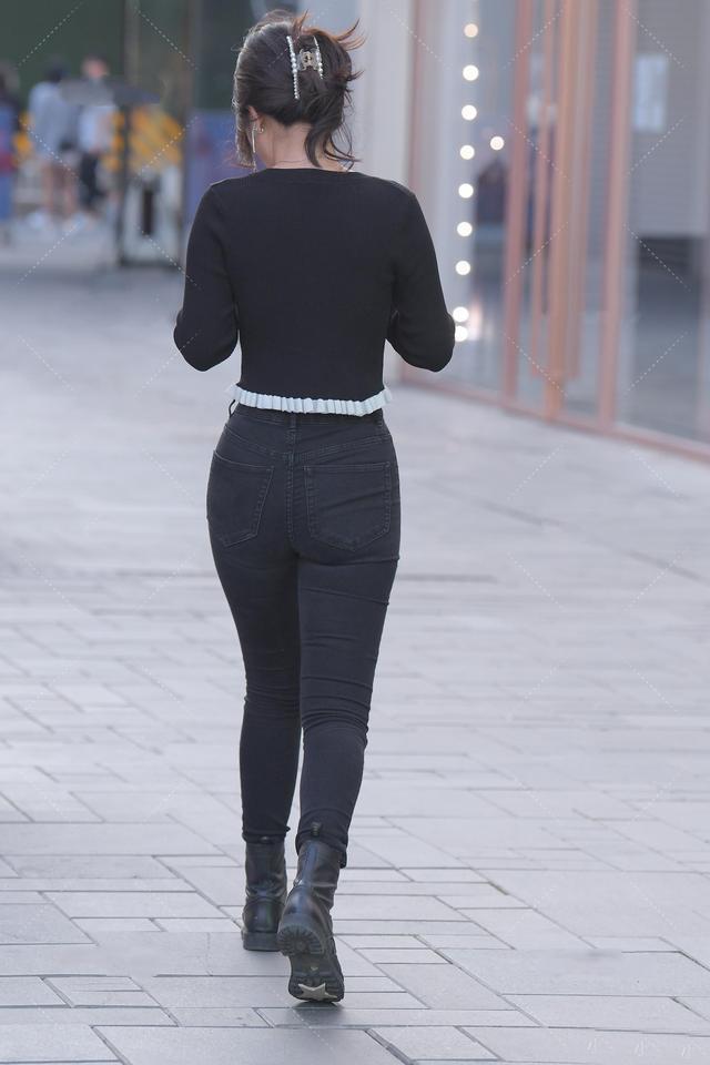 百搭|美女街拍:百搭的牛仔裤,配上黑色的开衫,穿着修身显瘦又时尚有格调