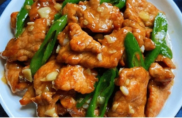 芹菜胡萝卜炒鸡肉和辣椒炒肉