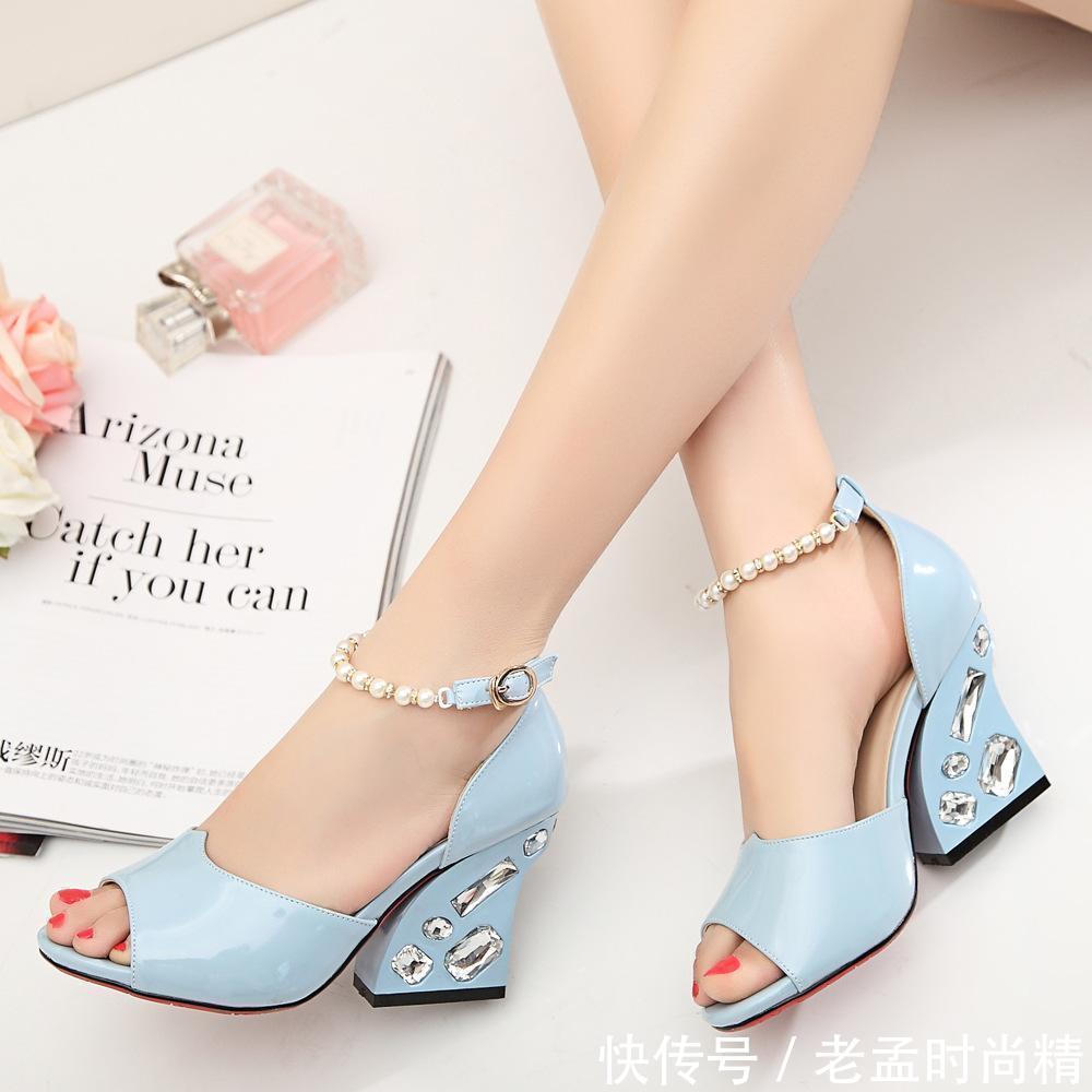 凉鞋 一字扣露趾高跟凉鞋带些甜美,更添性感之风