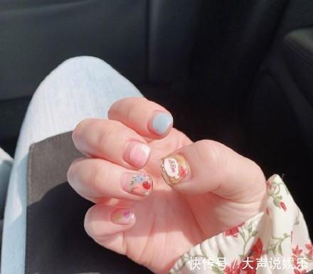 冬天最火的“ins风美甲”来袭了，显手白又高级！