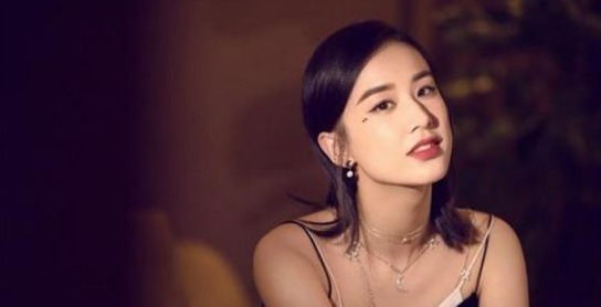 有種“舞臺(tái)裝”叫黃圣依的褲子,明明穿的有,看著卻像沒(méi)穿一樣