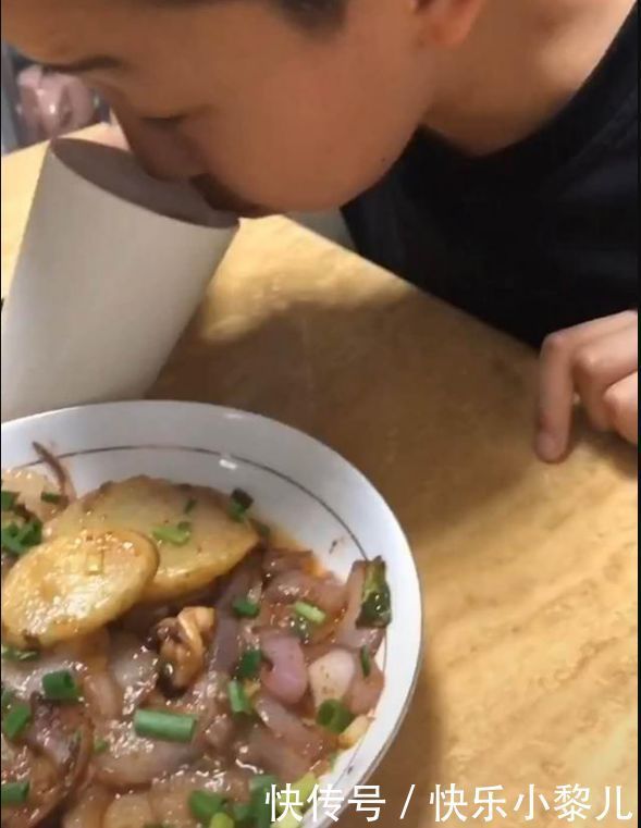 厨房|10岁男孩半夜偷做宵夜,妈妈掐着时间来“混饭”,堪称吃货母子