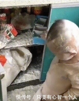 萌娃|趁妈妈不注意,萌娃钻进面粉桶嬉戏,外婆做法实力演绎“隔代亲”
