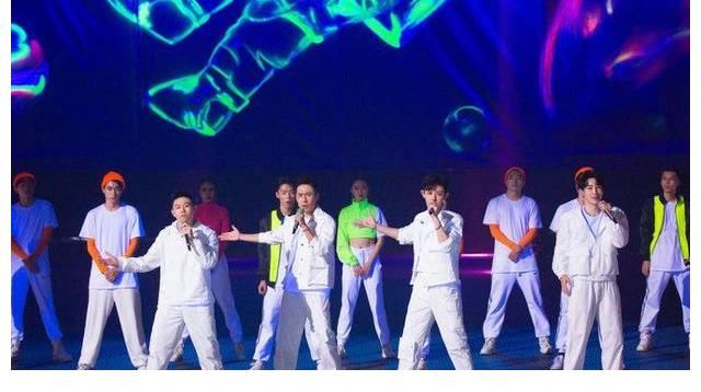 陈小春|《披荆斩棘的哥哥》陈小春部落全员“西装杀”李承铉张淇双吉他深情献唱