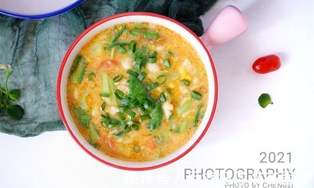 西红柿|70岁老两口喜欢的“鸡蛋疙瘩汤”，和面不加水，筋道爽滑吃不腻