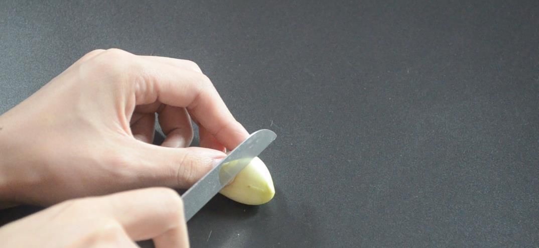 花盆里放瓣大蒜, 没想到作用这么大, 看完你会感谢我的