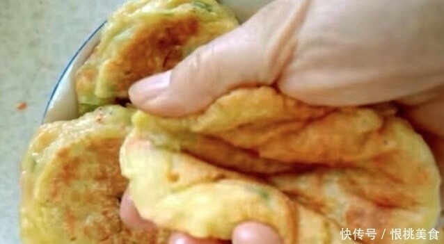 此菜2毛钱一斤，打3个鸡蛋，教你做早餐饼，咸香营养，总不够吃