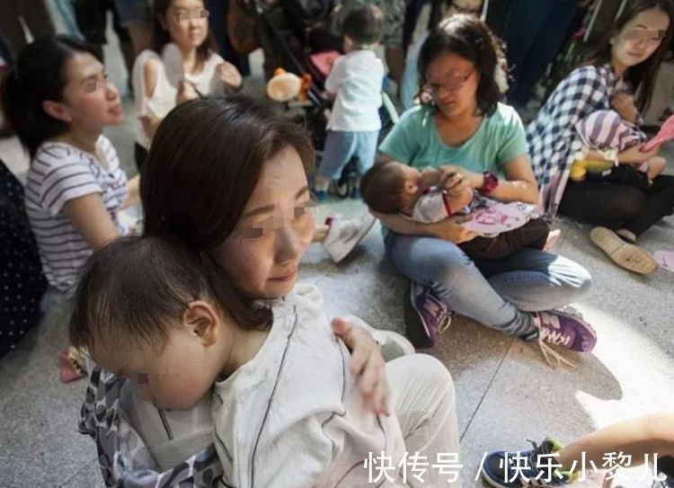 喂奶|母乳喂养的尴尬时刻：宝宝在公共场合饿得直哭，宝妈到底喂不喂？