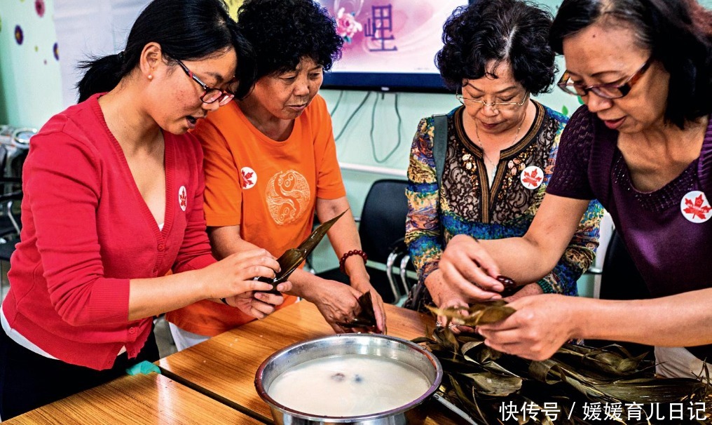 58岁大妈失去独子后，生下双胞胎女儿，网友却担心孩子