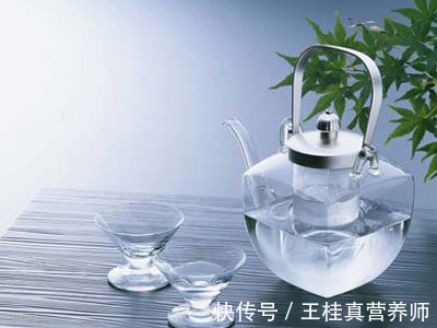 喝水|早上起床后要喝水,第一杯水怎么喝?喝错了这些危害会出现……