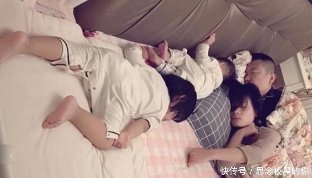 父母|一家4口睡觉照片火了,父母秀恩爱,两个孩子索性“抱团取暖”