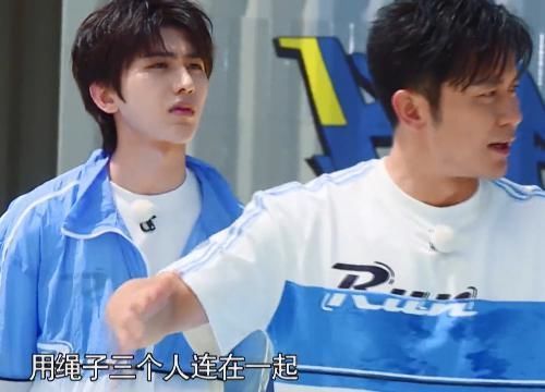 周震南跟陈立农同队,商讨跟蔡徐坤对决的方法,谁注意何洛洛咋做的