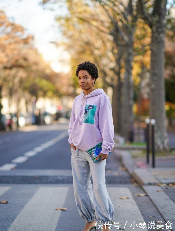 马丁靴 女人过了50岁,建议少穿高跟鞋多穿这3种鞋,时髦舒适还百搭