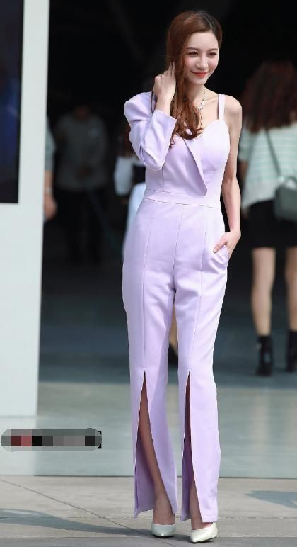 上身|据说这是今年最流行的“吊带连体裤”,美女穿上身美不胜收