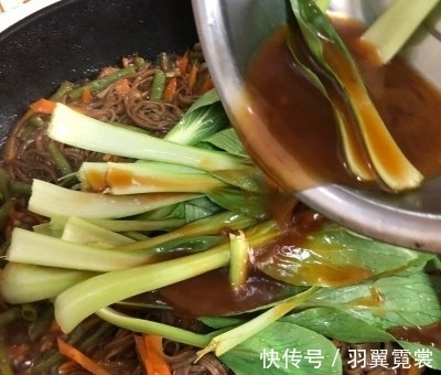 豆角|豆角焖面,面条直接下锅是错的,多做1步,根根干香入味,不粘连