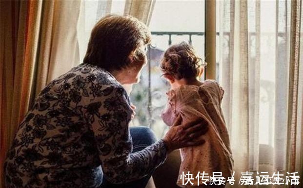 女儿|双胞胎女儿两地成长,一个在城市一个在农村,两年后再见妈妈后悔