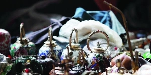 闲逛古玩市场淘宝贝,鉴定结果却引来一外国关注,说:这是我们国宝