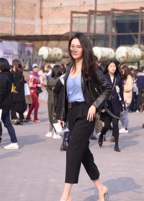 螓首蛾眉，巧笑嫣然，黑色机车皮衣配七分裤的穿搭，彰显个性