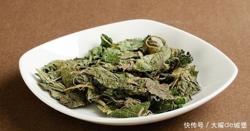 白发|白发不用染，农村常见叶子来洗头，坚持半月，能让头发乌黑亮丽