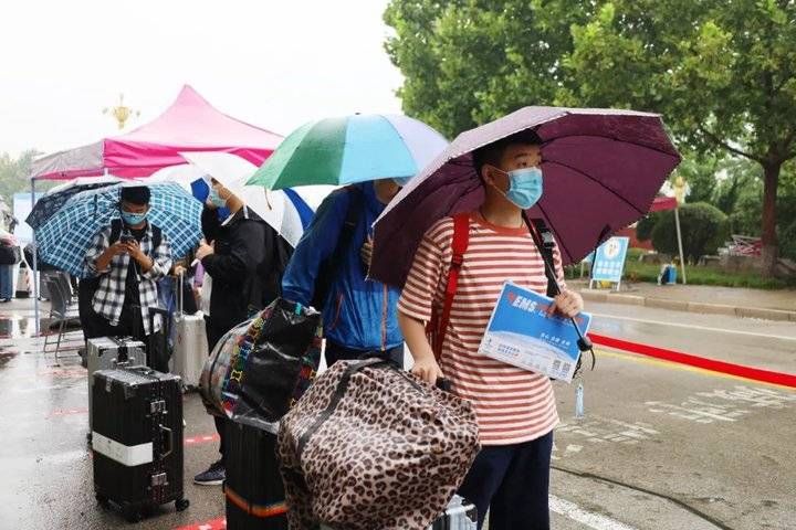 齐鲁工业大学|齐鲁工业大学1900余名省外新生如约而至，7日省内新生报到