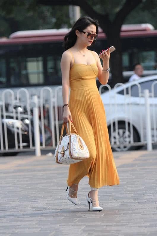 飘逸的裙摆,迷人的身材,保证了街头的回头率