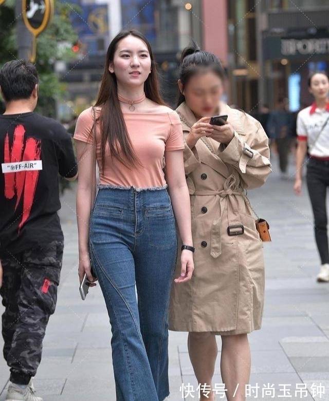 微喇 夏日别样穿搭,时尚高腰牛仔,穿出不一样的你