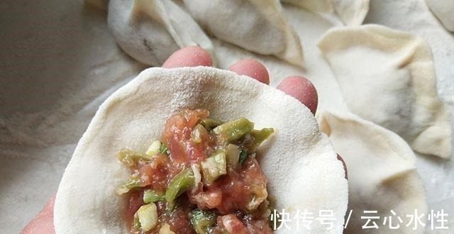 冷天,我常买它包饺子,泡好切碎拌进肉馅里,脆嫩鲜美,吃着真香