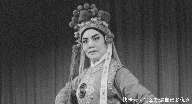 她是戏剧演员,巡演180多场身家过亿,无偿为国捐了一架飞机