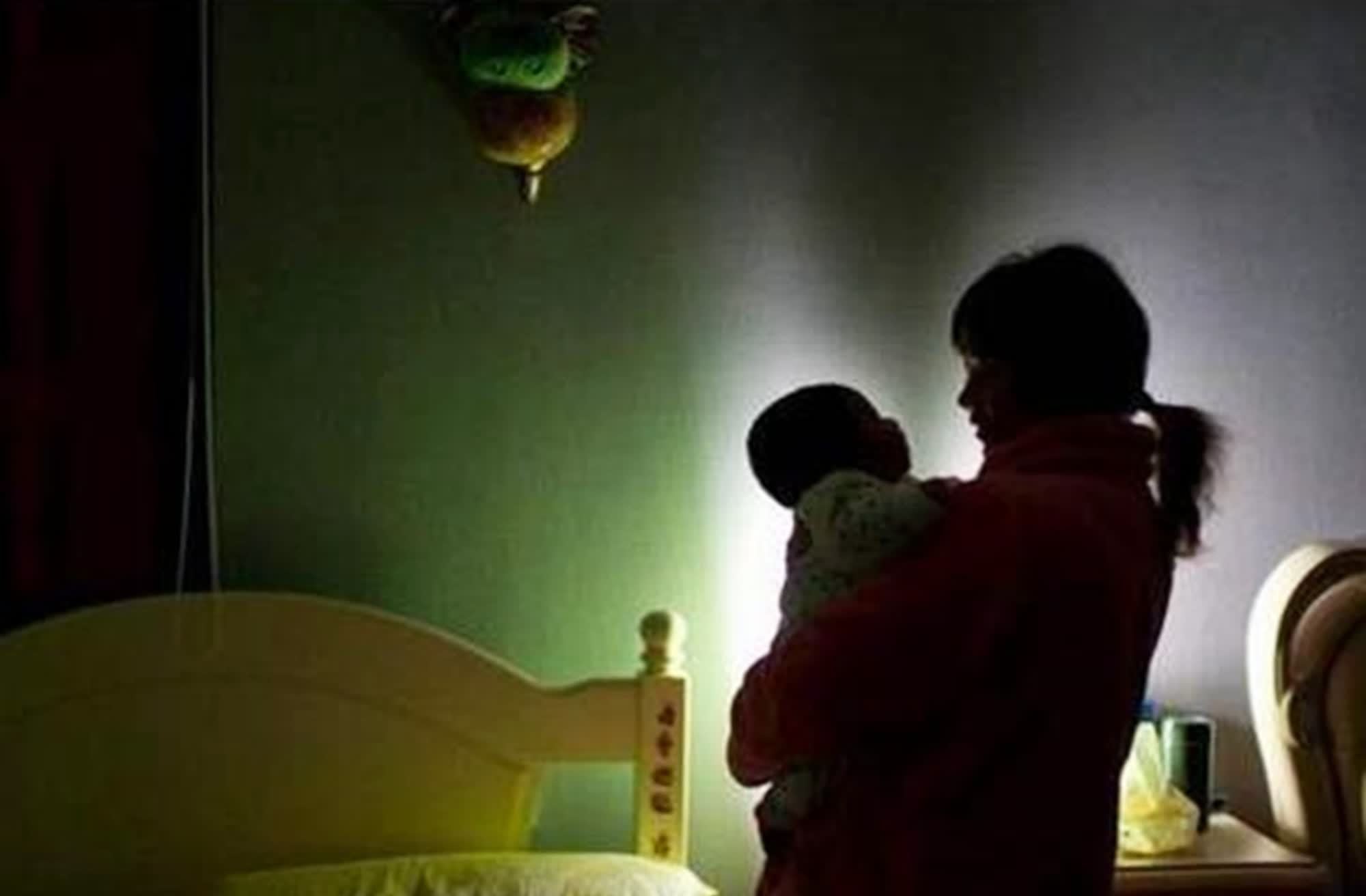 安全感|抱着睡、放下醒的“睡渣”宝宝,你家有同款吗?这几招或许有效