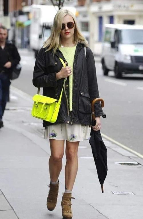 ?丢掉你的双肩包吧！今年流行“剑桥包”，时髦舒适又很能收纳