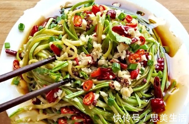 天热西葫芦|天热西葫芦别再炒着吃，教你一个新吃法，爽脆开胃又下饭，吃不腻