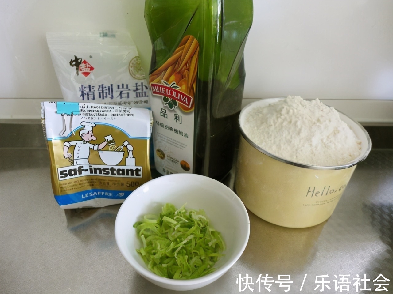 面团|面粉别蒸馒头了,手把手教你做葱香花卷,一压一卷层次多