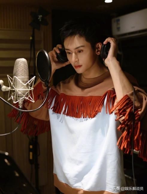 张哲瀚晒照录制新歌，网友万分期待：这是在准备新的惊喜？