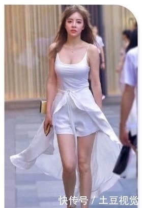 白色小吊带搭短裤,腰间系件披风,清新小仙女