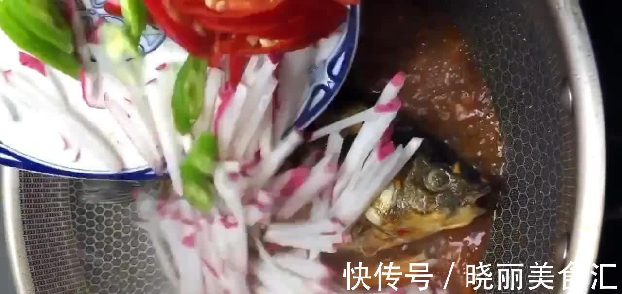 爷爷做的香煎鲫鱼，肉质鲜嫩香辣味美，小时候记忆中的美味！