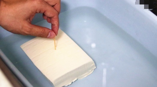 做白菜炖豆腐，很多人把放入豆腐白菜的顺序弄错了，难吃也不奇怪