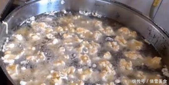 大叔|80后大叔把“菜花”扔锅里炸,10块钱一袋,一天能卖上百袋