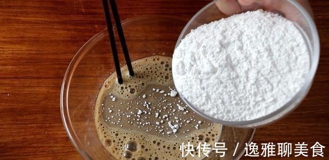 1个鸡蛋,一点糯米粉,这样做出来的年糕吃着过瘾,一口一个